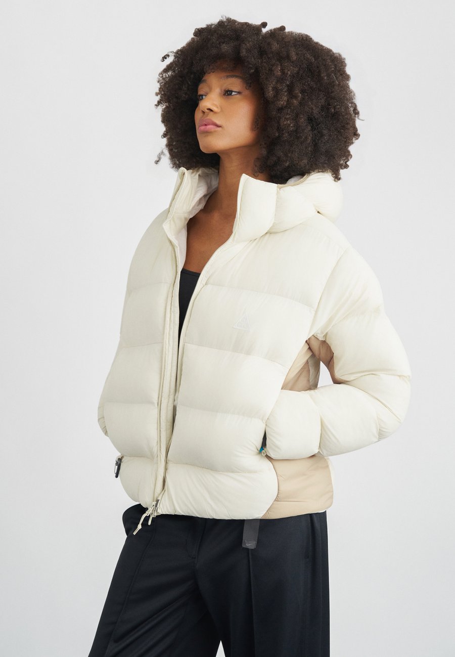 Зимняя куртка Nike ACG LUNAR LAKE, Khaki/Parachute Beige/Summit White/Khaki
Зимняя куртка Nike ACG LUNAR LAKE, Khaki/Parachute Beige/Summit White/Khaki