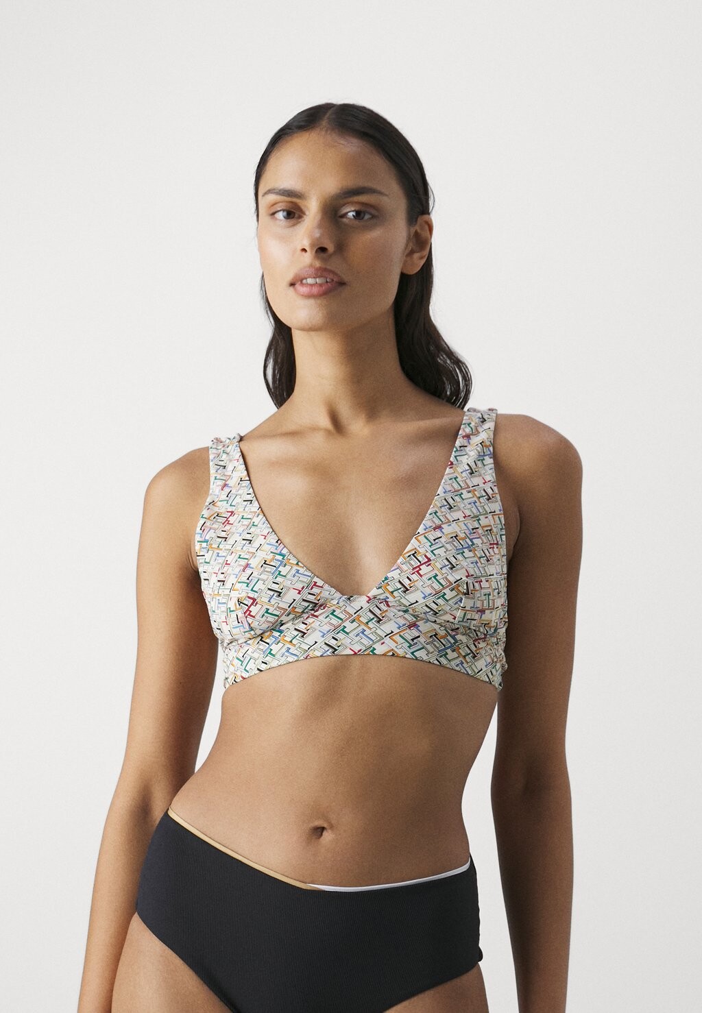 Верх бикини MONOGRAM Tommy Hilfiger, цвет th multi monogram calico
Верх бикини MONOGRAM Tommy Hilfiger, цвет th multi monogram calico