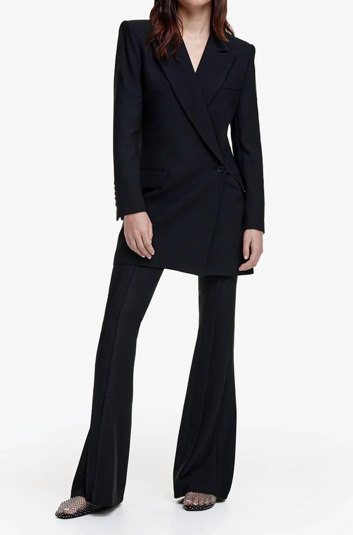 Асимметричный блейзер-платье с пуговицами в черном цвете Smythe
Асимметричный блейзер-платье с пуговицами в черном цвете Smythe