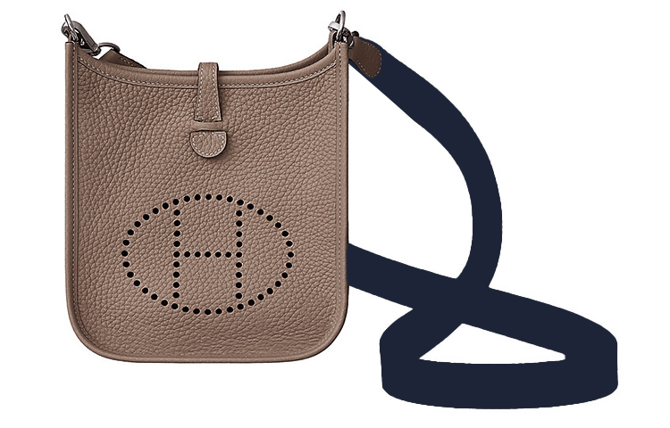 HERMES Сумка кроссбоди Evelyne Taurillon Clemence через плечо 16 женская слоновая кость и индиго
HERMES Сумка кроссбоди Evelyne Taurillon Clemence через плечо 16 женская слоновая кость и индиго