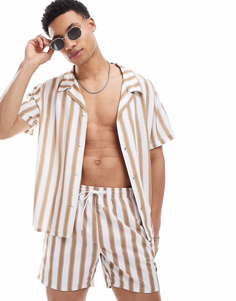Рубашка Boss coord в полоску с короткими рукавами бежевого и белого цветов 
Рубашка Boss coord в полоску с короткими рукавами бежевого и белого цветов