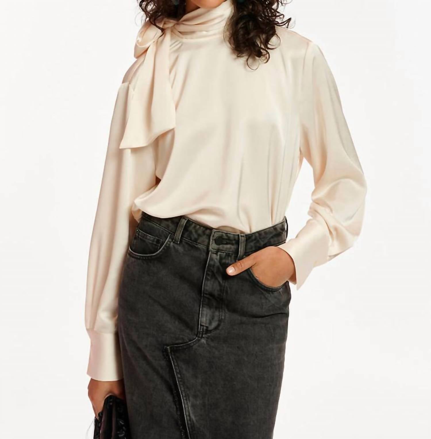 Топ Esatin Bow в оттенке «белый» ESSENTIEL ANTWERP
Топ Esatin Bow в оттенке «белый» ESSENTIEL ANTWERP