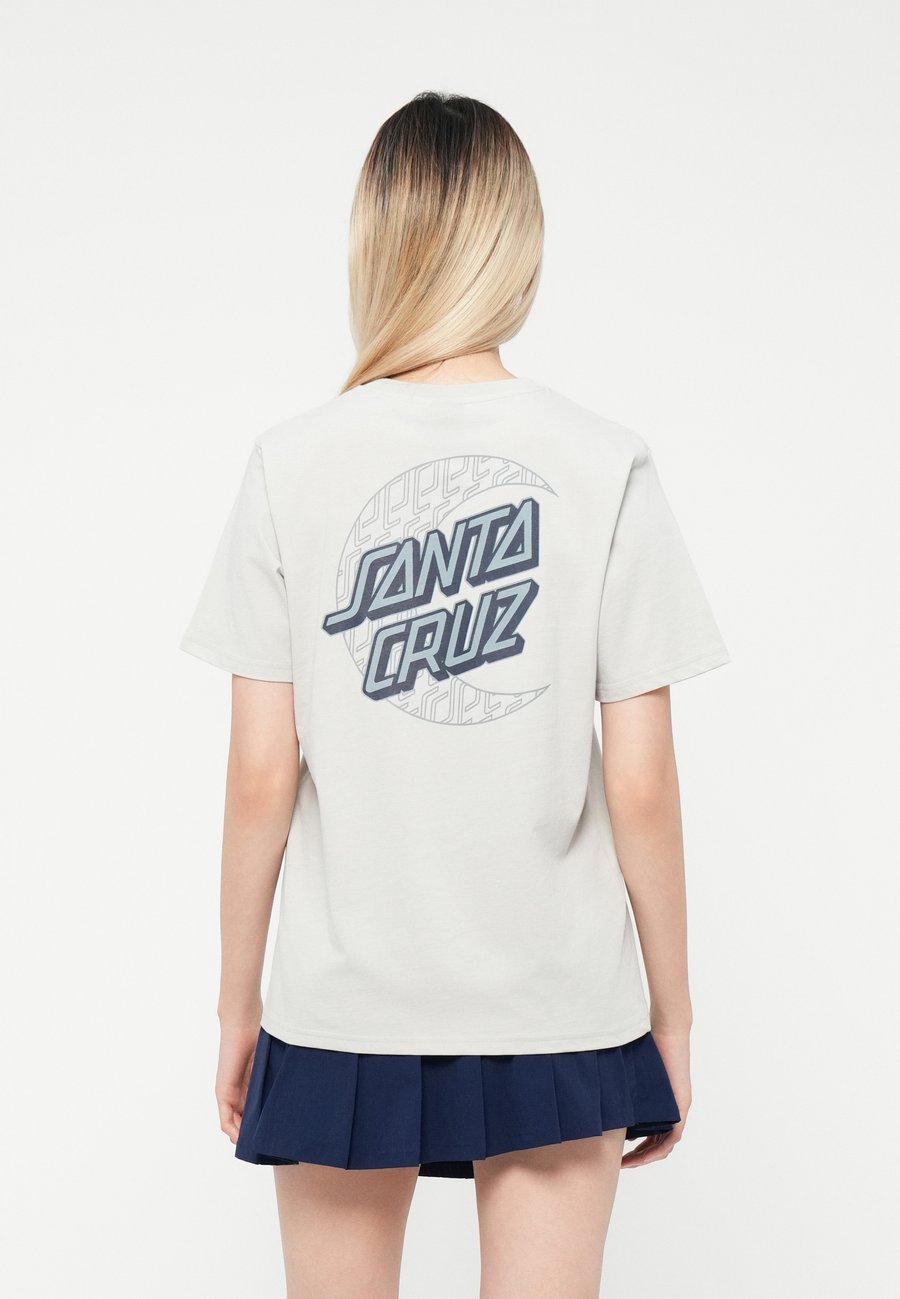 Футболка Santa Cruz IMPRINT MOON DOT, White/Blue-Grey, Белый, Футболка Santa Cruz IMPRINT MOON DOT, White/Blue-Grey
Футболка Santa Cruz IMPRINT MOON DOT, White/Blue-Grey, Белый, Футболка Santa Cruz IMPRINT MOON DOT, White/Blue-Grey