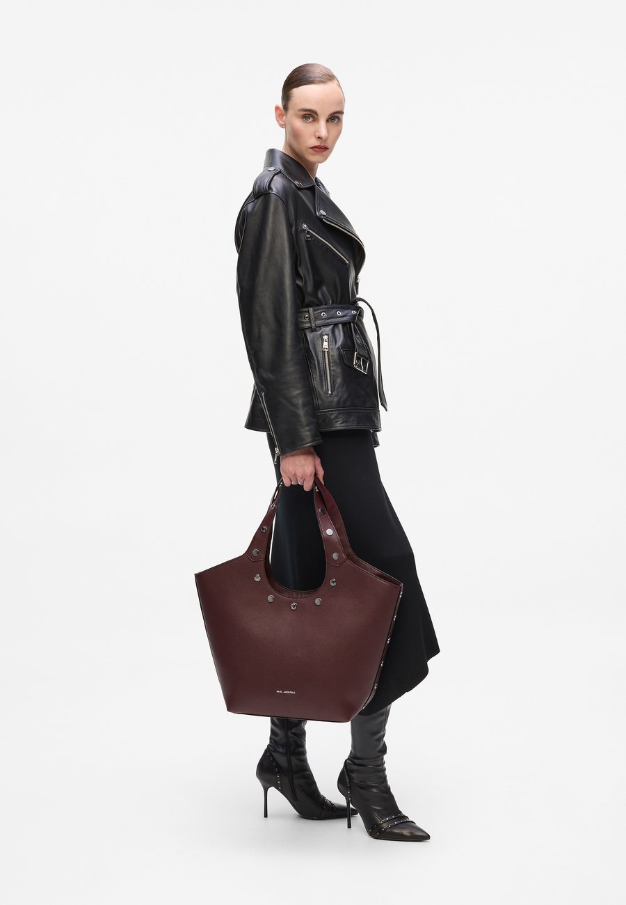 Сумка KARL LAGERFELD ROCKY MARAIS TOTE, Windsor Burgundy/Bordeaux
Сумка KARL LAGERFELD ROCKY MARAIS TOTE, Windsor Burgundy/Bordeaux