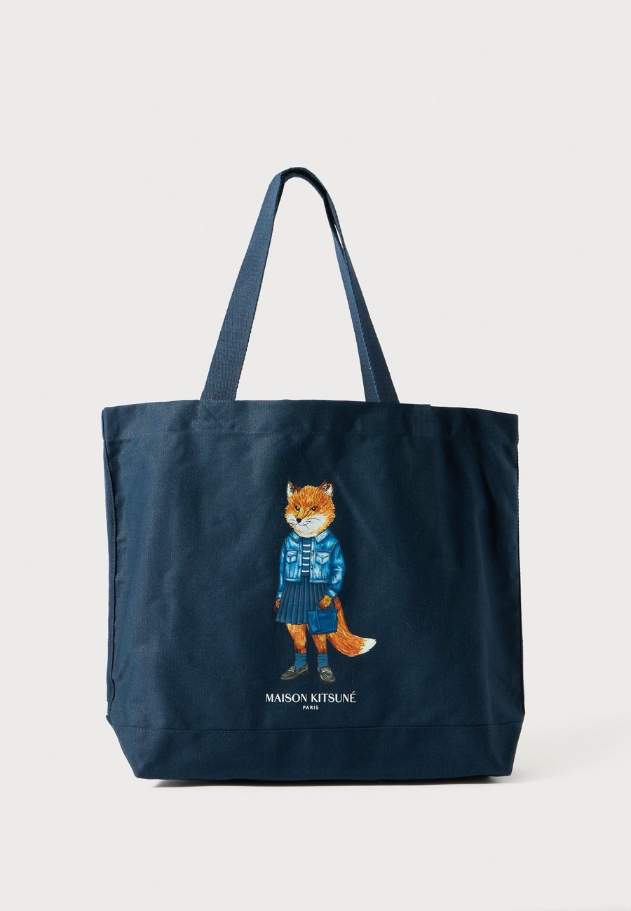 Сумка-шоппер Maison Kitsuné DRESSED FOX TOTE, Classic Navy/Dark Blue
Сумка-шоппер Maison Kitsuné DRESSED FOX TOTE, Classic Navy/Dark Blue