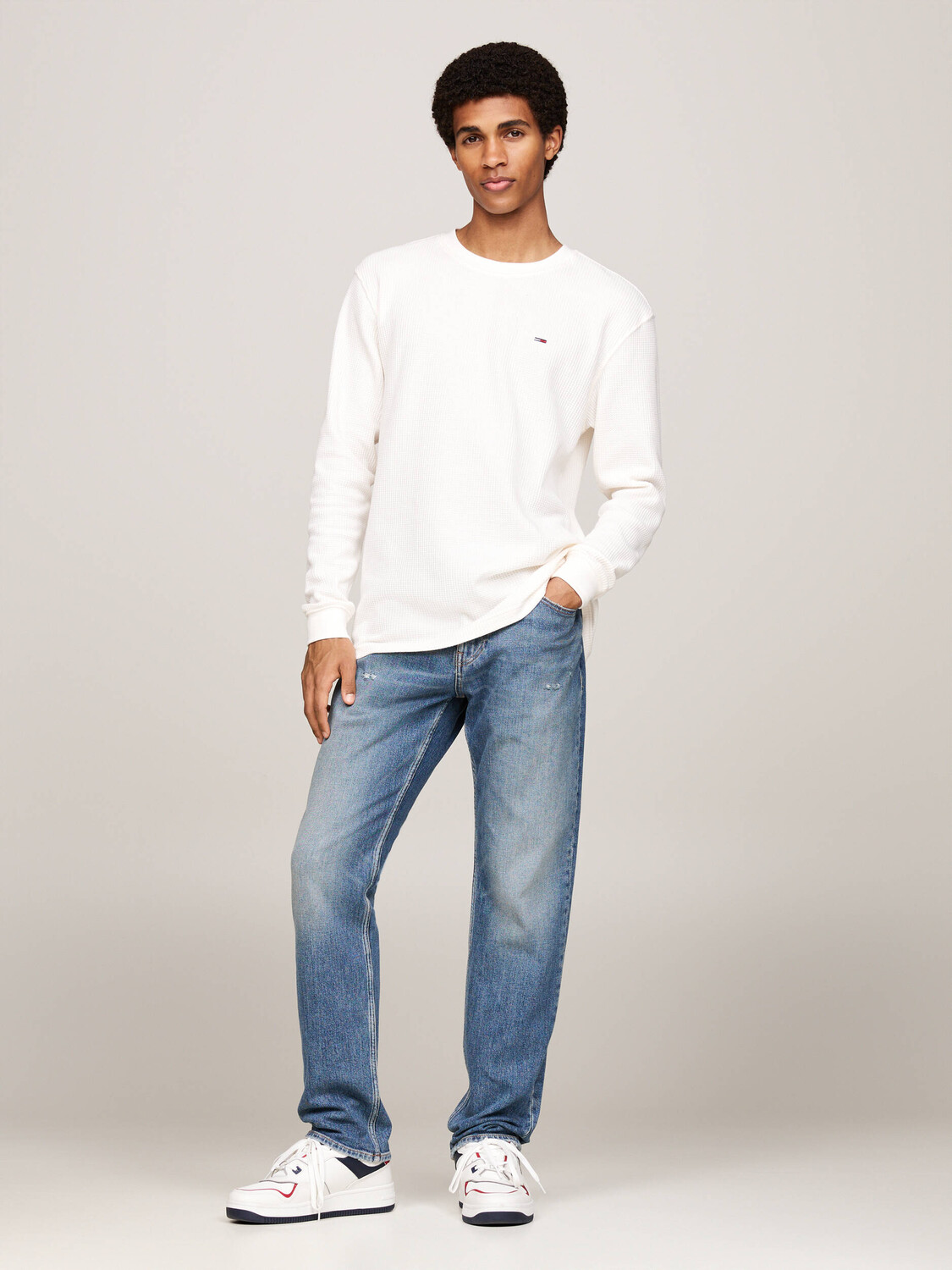 Лонгслив Tommy Jeans Regular Fit, белый 
Лонгслив Tommy Jeans Regular Fit, белый