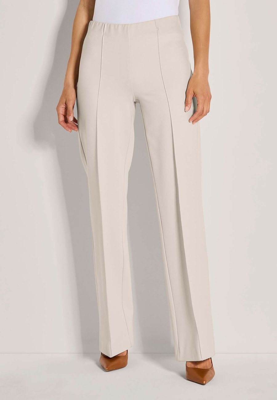 Брюки MADELEINE WEITE MIT BIESEN, Pearl White/White
Брюки MADELEINE WEITE MIT BIESEN, Pearl White/White