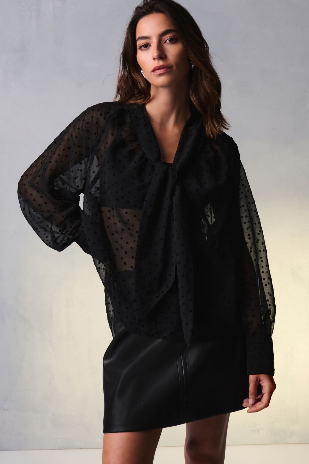 Блузка с длинными рукавами и завязкой на шее Next, черный
Блузка с длинными рукавами и завязкой на шее Next, черный