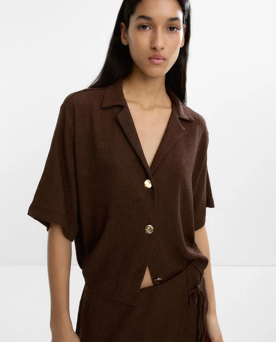 Женская струящаяся рубашка с короткими рукавами и застежкой на пуговицы Parfois, темно-коричневый
Женская струящаяся рубашка с короткими рукавами и застежкой на пуговицы Parfois, темно-коричневый
