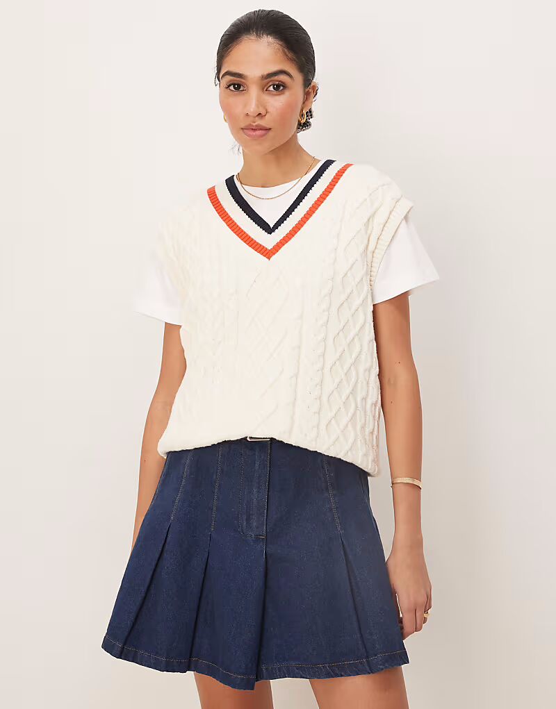 GANT вязаный косами контрастный жилет с V-образным вырезом кремового цвета 
GANT вязаный косами контрастный жилет с V-образным вырезом кремового цвета