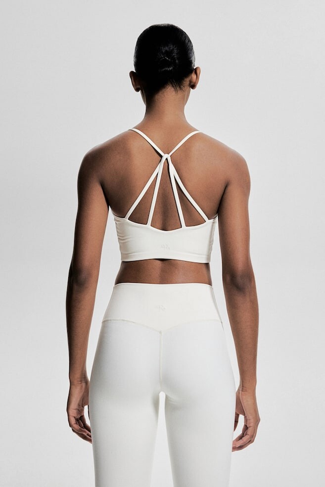 Спортивный бюстгальтер из материала softmove легкая поддержка H&M, бежевый
Спортивный бюстгальтер из материала softmove легкая поддержка H&M, бежевый