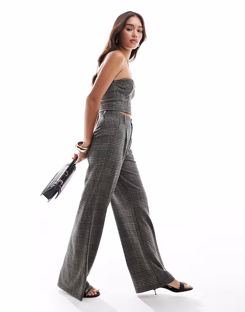 Широкие брюки в клетку от ASOS DESIGN
Широкие брюки в клетку от ASOS DESIGN
