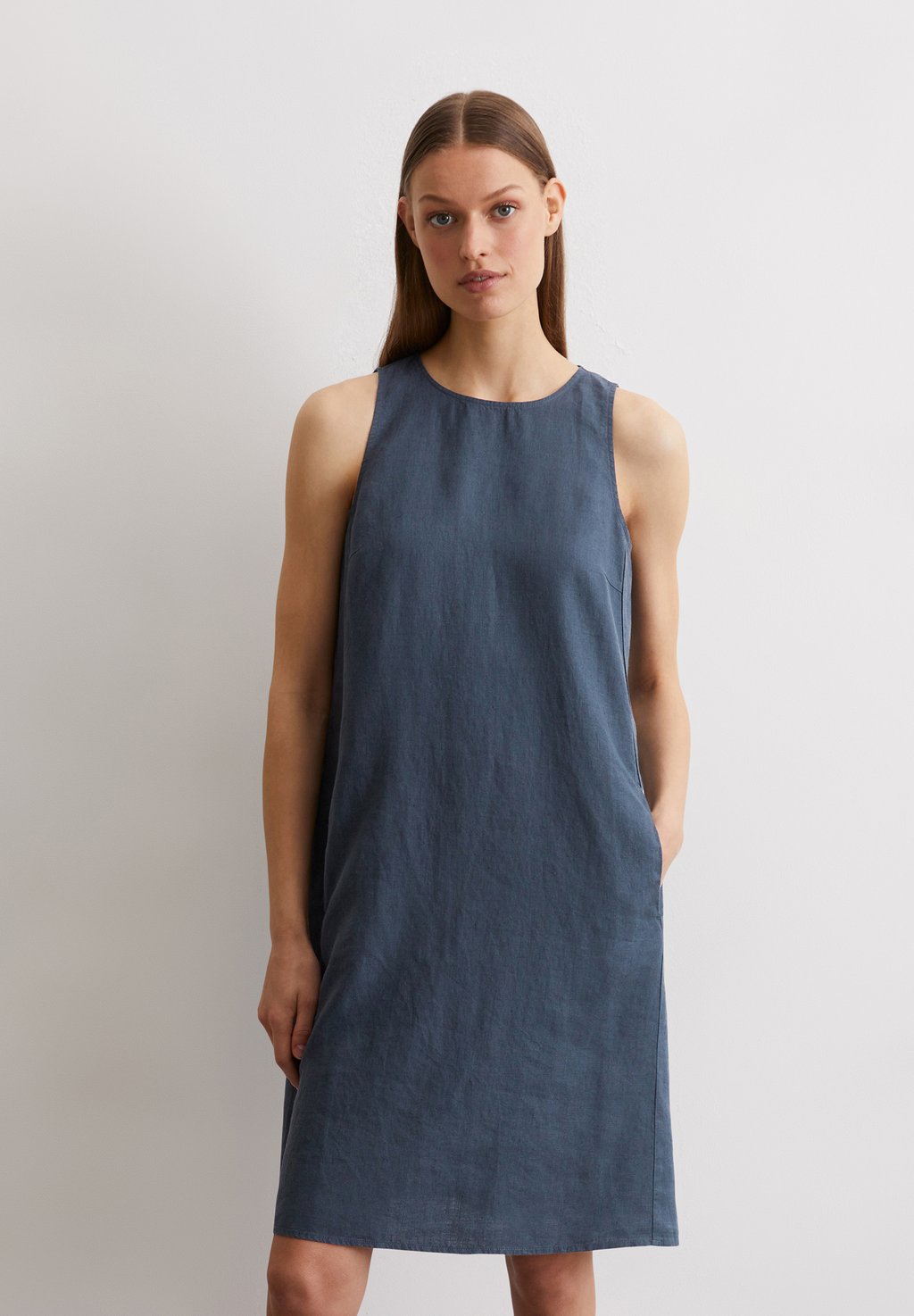 Повседневное платье SHORT LENGTH SHAPE WITH FLARED HEM SEAM POCKETS Marc O'Polo, темно-синий
Повседневное платье SHORT LENGTH SHAPE WITH FLARED HEM SEAM POCKETS Marc O'Polo, темно-синий