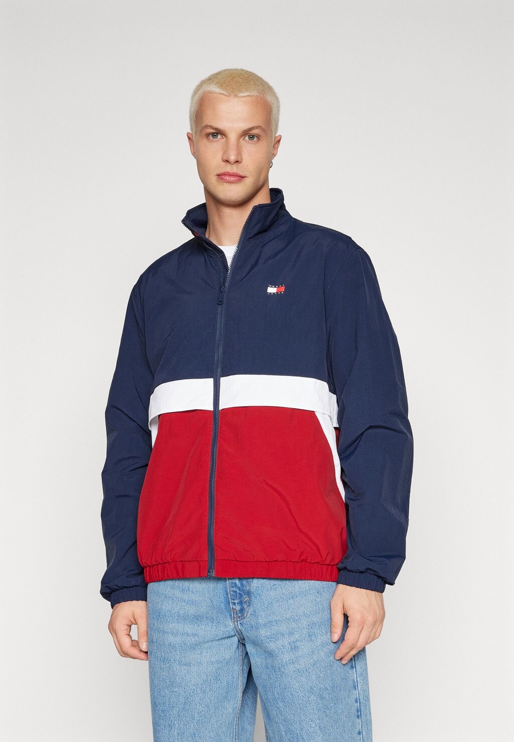 Светлая куртка ЭКСКЛЮЗИВНАЯ КУРТКА ESSENTIAL COLORBLOCK Tommy Jeans, тёмно-синий ночной
Светлая куртка ЭКСКЛЮЗИВНАЯ КУРТКА ESSENTIAL COLORBLOCK Tommy Jeans, тёмно-синий ночной