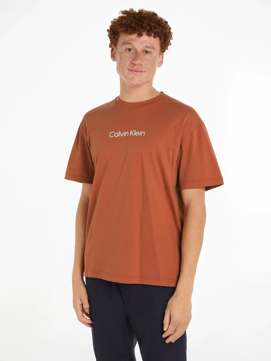 Футболка Calvin Klein "HERO LOGO COMFORT T-SHIRT" с печатной фирменной этикеткой, цвет Copper Sun
Футболка Calvin Klein "HERO LOGO COMFORT T-SHIRT" с печатной фирменной этикеткой, цвет Copper Sun