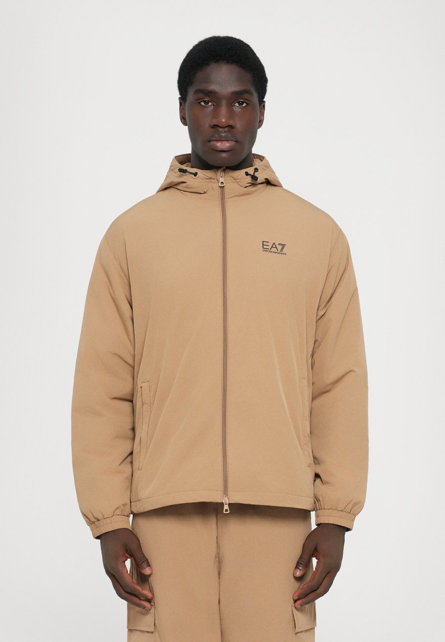 Куртка EA7 Emporio Armani TRAIN CORE, Tigers Eye/Sand
Куртка EA7 Emporio Armani TRAIN CORE, Tigers Eye/Sand