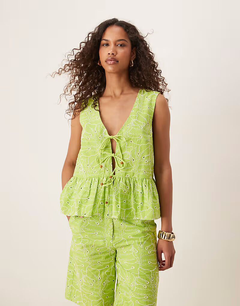 Топ с завязкой спереди, отделкой бисером и цветочной вышивкой в цвете лайма Asos Design
Топ с завязкой спереди, отделкой бисером и цветочной вышивкой в цвете лайма Asos Design