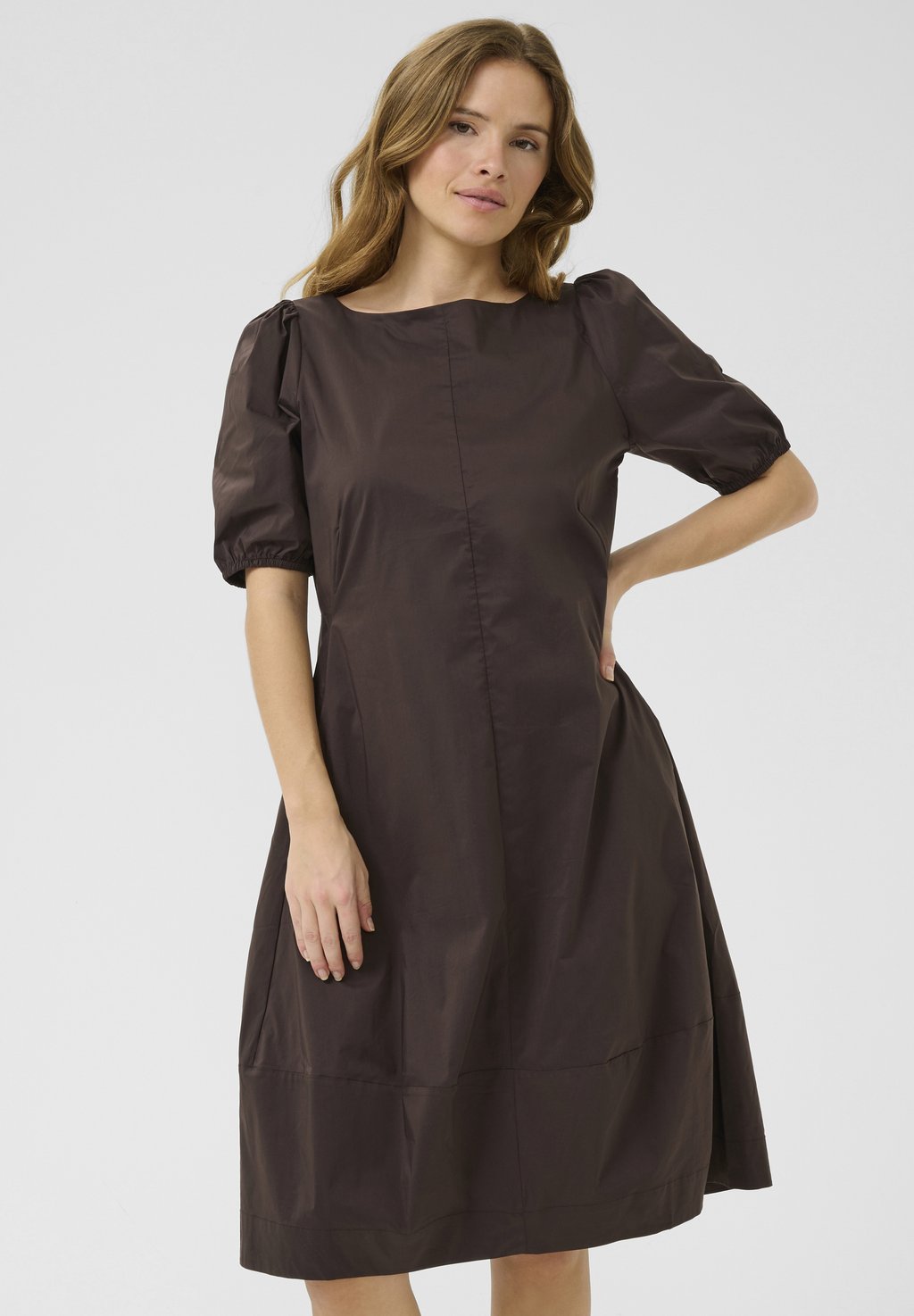 Повседневное платье CUANTOINETT Culture, коричневый
Повседневное платье CUANTOINETT Culture, коричневый