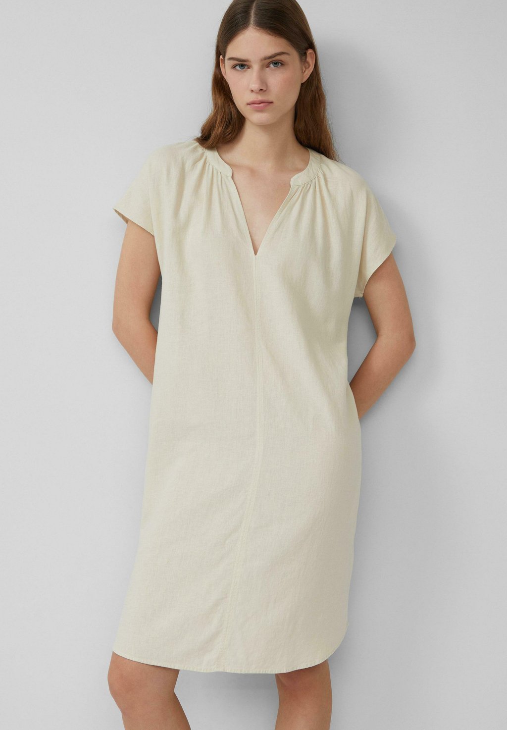 Повседневное платье LONGUEUR MIDI EN À POCHES FENDUES s.Oliver, кремовый
Повседневное платье LONGUEUR MIDI EN À POCHES FENDUES s.Oliver, кремовый