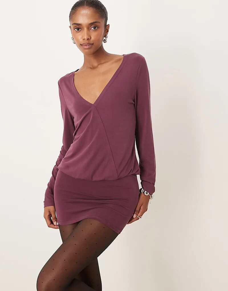 Платье-мини Motel Mihiro с V-образным вырезом и облегающим лифом из купро сливового цвета
Платье-мини Motel Mihiro с V-образным вырезом и облегающим лифом из купро сливового цвета