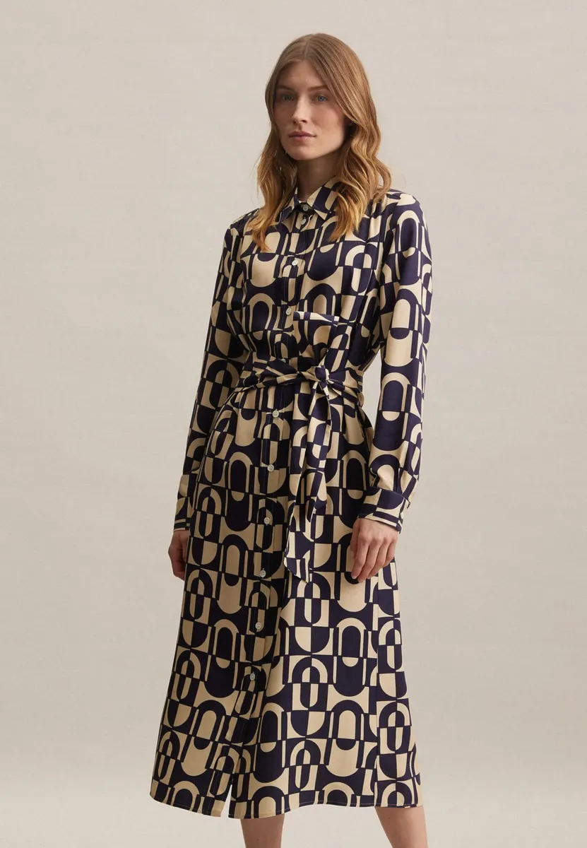 Летнее платье seidensticker "Black Rose", принт на воротнике, синий
Летнее платье seidensticker "Black Rose", принт на воротнике, синий