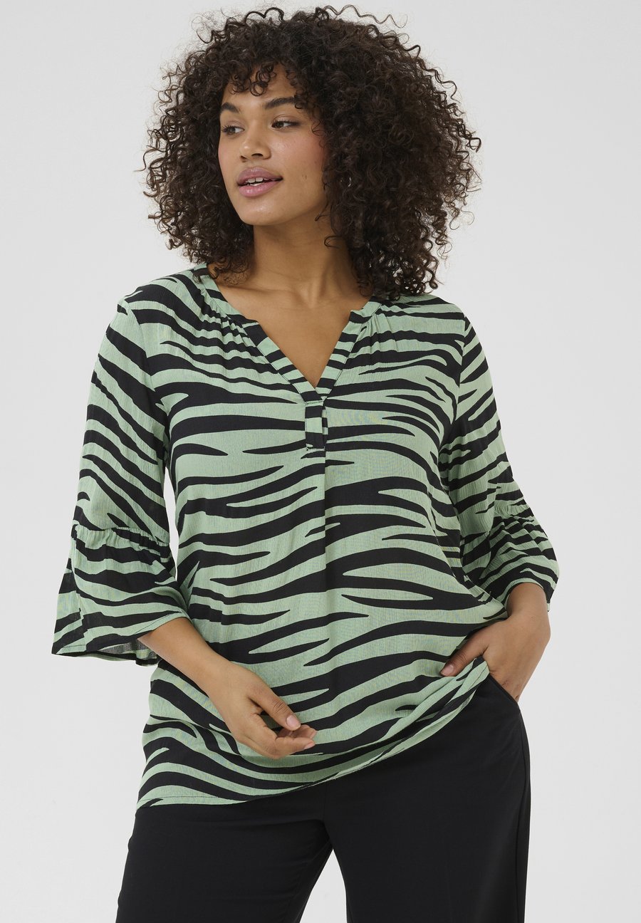 Блуза Kaffe Curve Blouse, Green Black Animal/Green
Блуза Kaffe Curve Blouse, Green Black Animal/Green