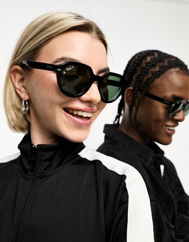 Черные круглые шестиугольные солнцезащитные очки Ray-Ban Gina с зелеными линзами
Черные круглые шестиугольные солнцезащитные очки Ray-Ban Gina с зелеными линзами