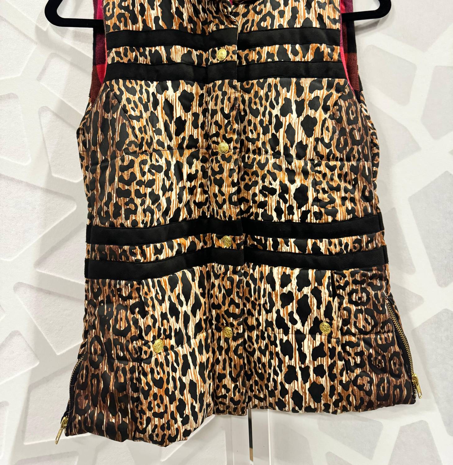 Женская стеганая жилетка с принтом гепарда в коричневом цвете Dizzy-Lizzie
Женская стеганая жилетка с принтом гепарда в коричневом цвете Dizzy-Lizzie