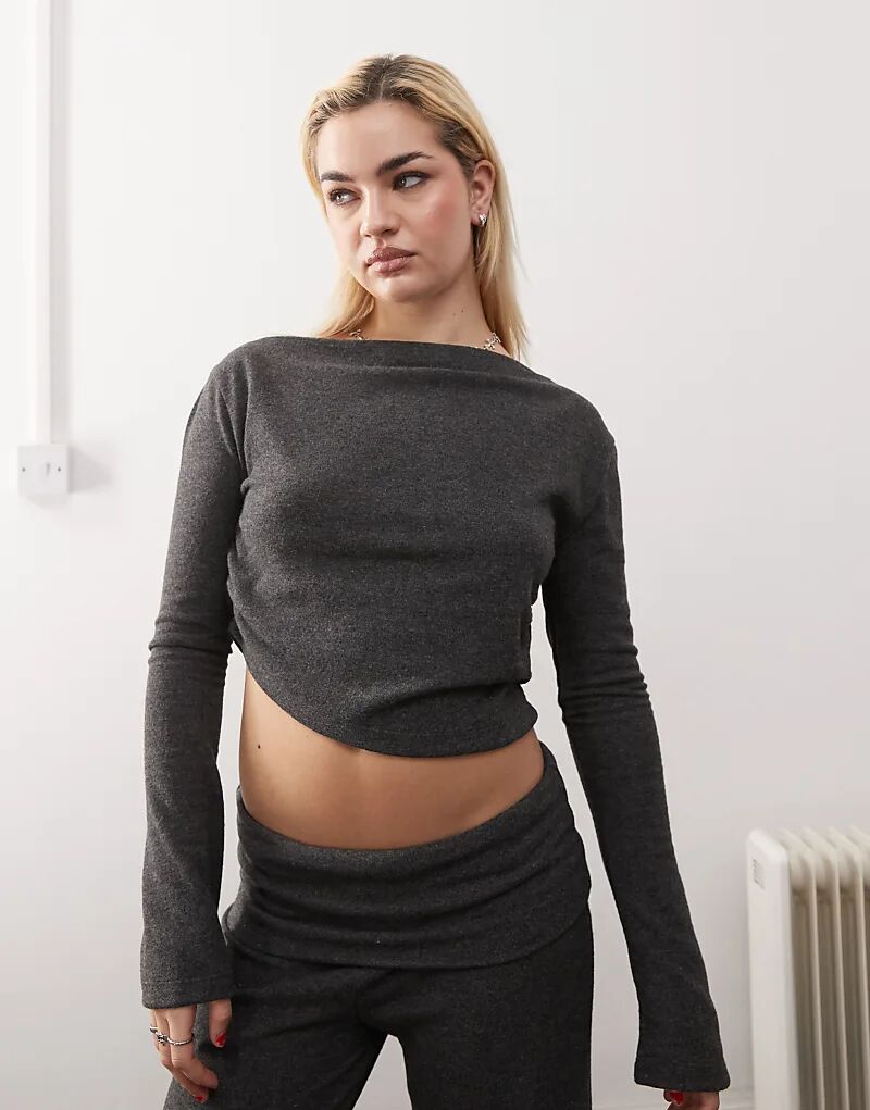 COLLUSION мягкий трикотажный свободный топ с асимметричным вырезом серого цвета (часть комплекта)
COLLUSION мягкий трикотажный свободный топ с асимметричным вырезом серого цвета (часть комплекта)