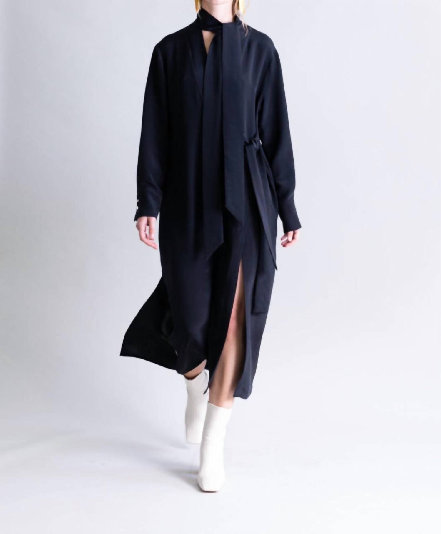 Платье макси с завязкой черного цвета Psophia
Платье макси с завязкой черного цвета Psophia