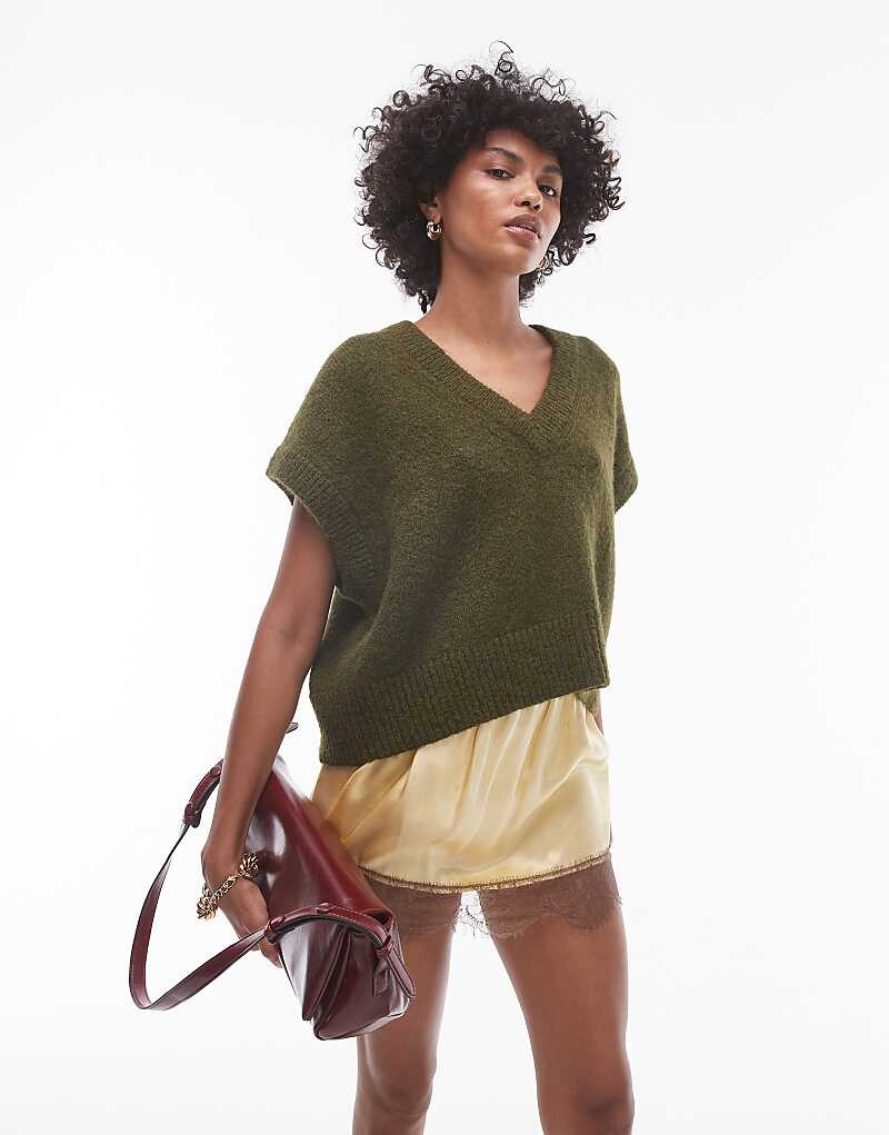 Свободный вязаный топ Topshop с V-образным вырезом, заниженными плечами и передним швом цвета хаки
Свободный вязаный топ Topshop с V-образным вырезом, заниженными плечами и передним швом цвета хаки