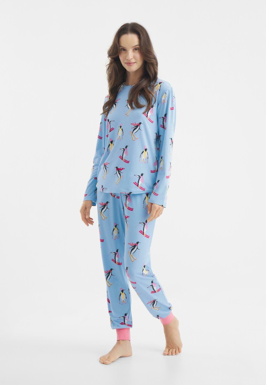 Пижамный комплект Chelsea Peers SKIING PENGUINS, Blue
Пижамный комплект Chelsea Peers SKIING PENGUINS, Blue