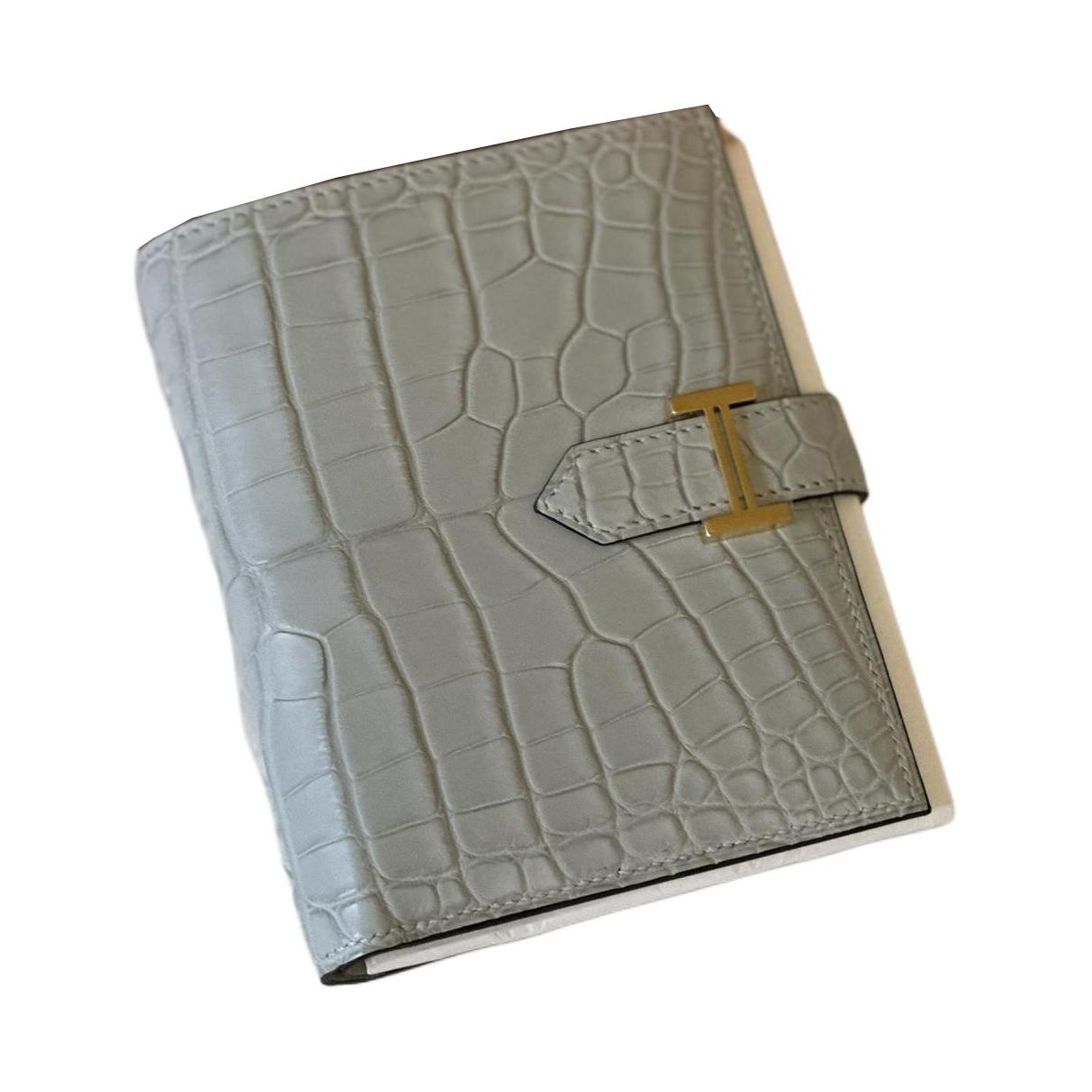 Bearn Матовый Кожаный Кошелек из Крокодила Женский 0W Ледяной Кристалл Серый HERMES
Bearn Матовый Кожаный Кошелек из Крокодила Женский 0W Ледяной Кристалл Серый HERMES