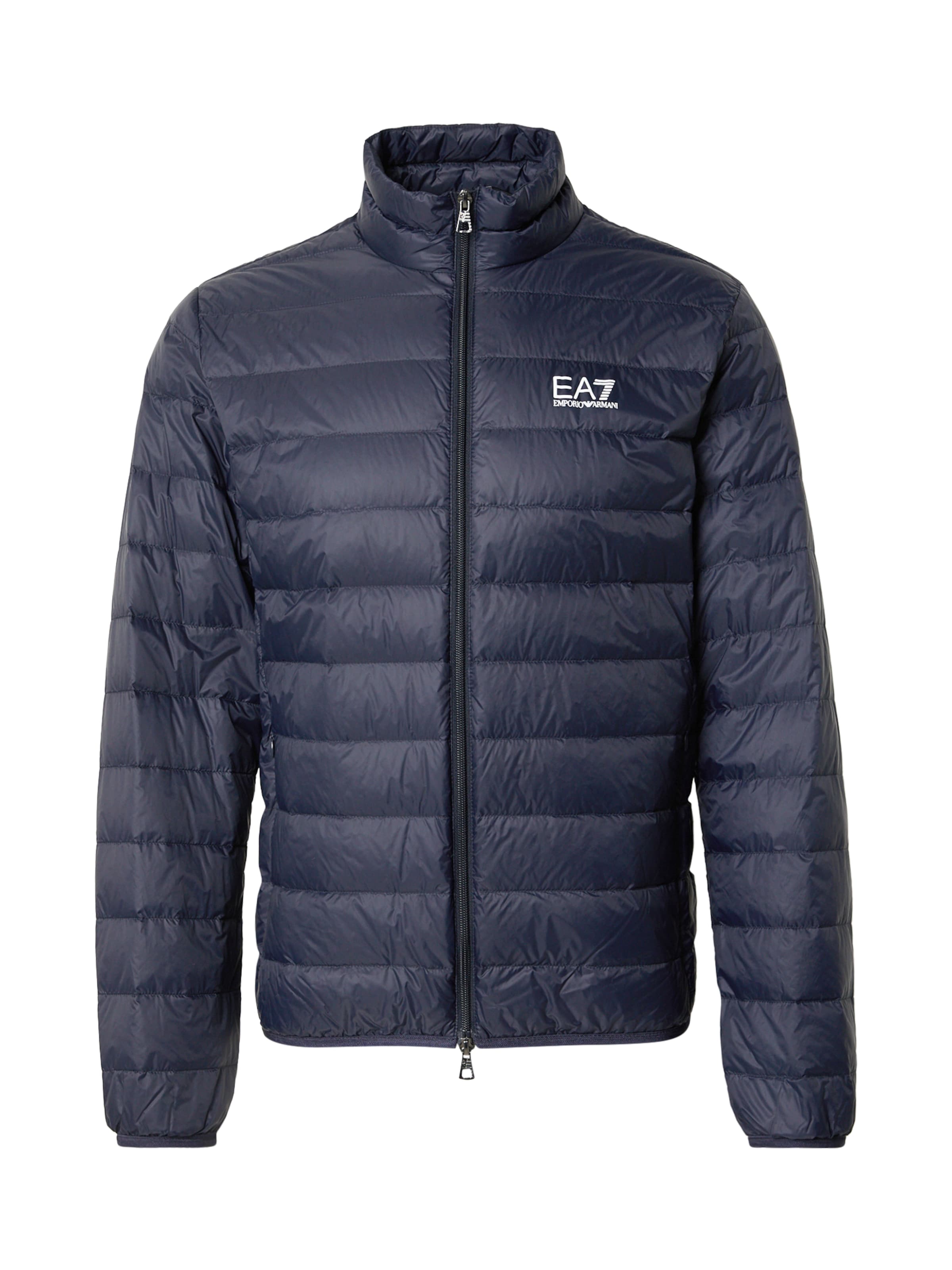 EA7 Emporio Armani Зимняя куртка в темно-синем цвете
EA7 Emporio Armani Зимняя куртка в темно-синем цвете