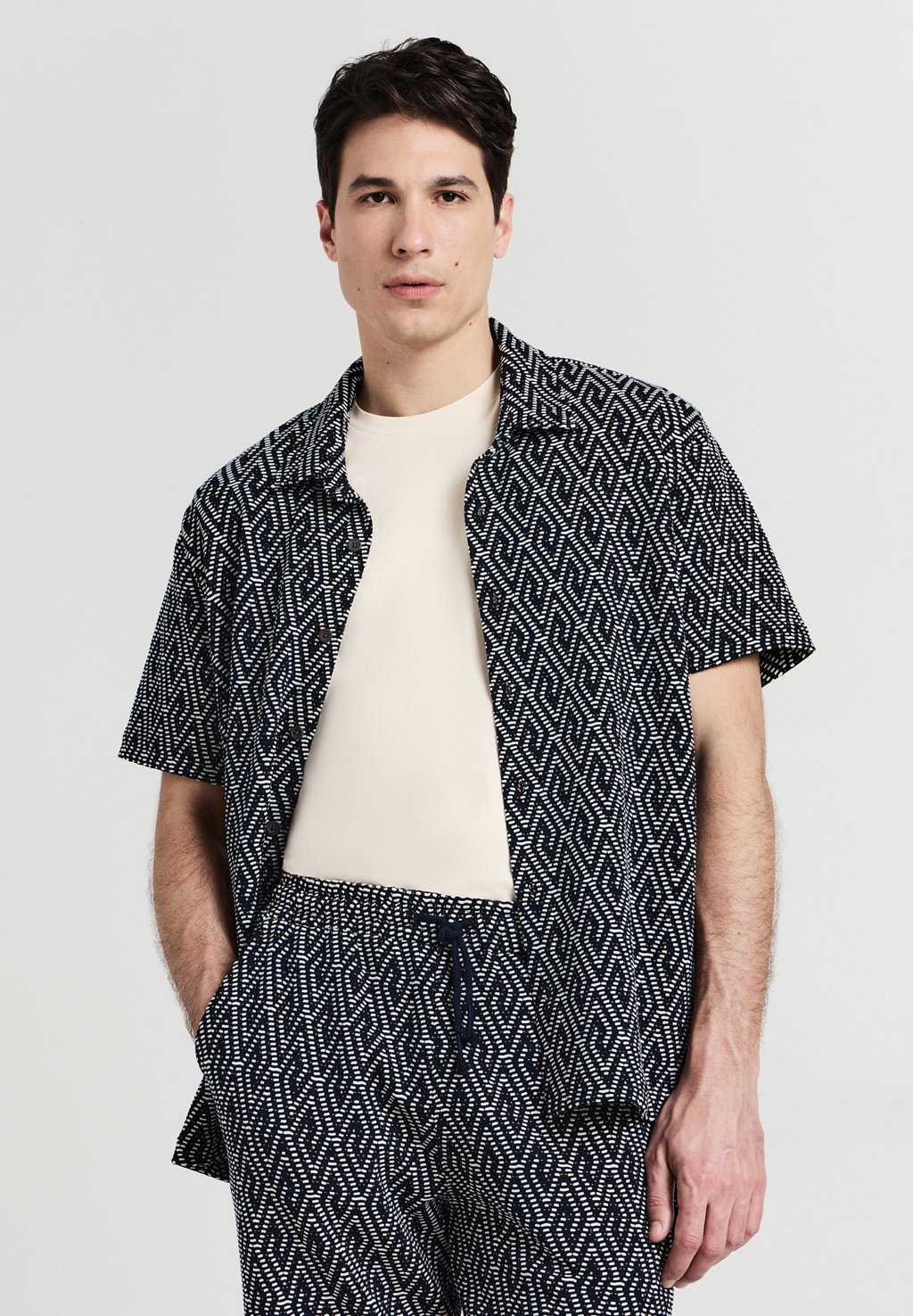 Рубашка FANTASIA GEOMETRICA Calliope, темно-синий
Рубашка FANTASIA GEOMETRICA Calliope, темно-синий