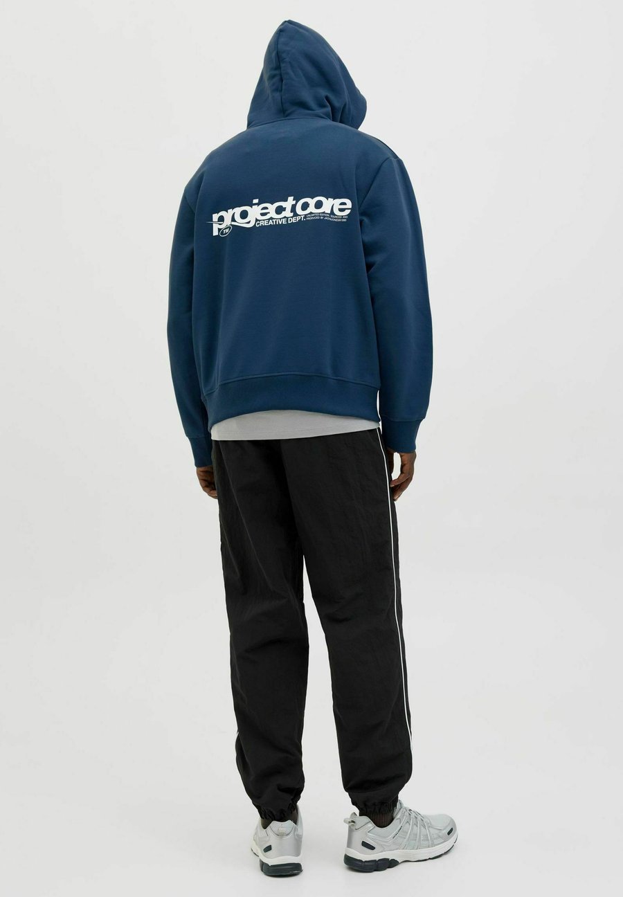 Толстовка Jack & Jones JCOUNION , Titan/Dark Blue
Толстовка Jack & Jones JCOUNION , Titan/Dark Blue