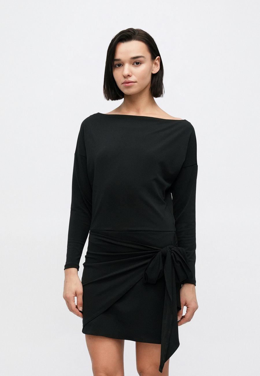 Платье Abercrombie & Fitch DRAPED MINI DRESS, Black
Платье Abercrombie & Fitch DRAPED MINI DRESS, Black