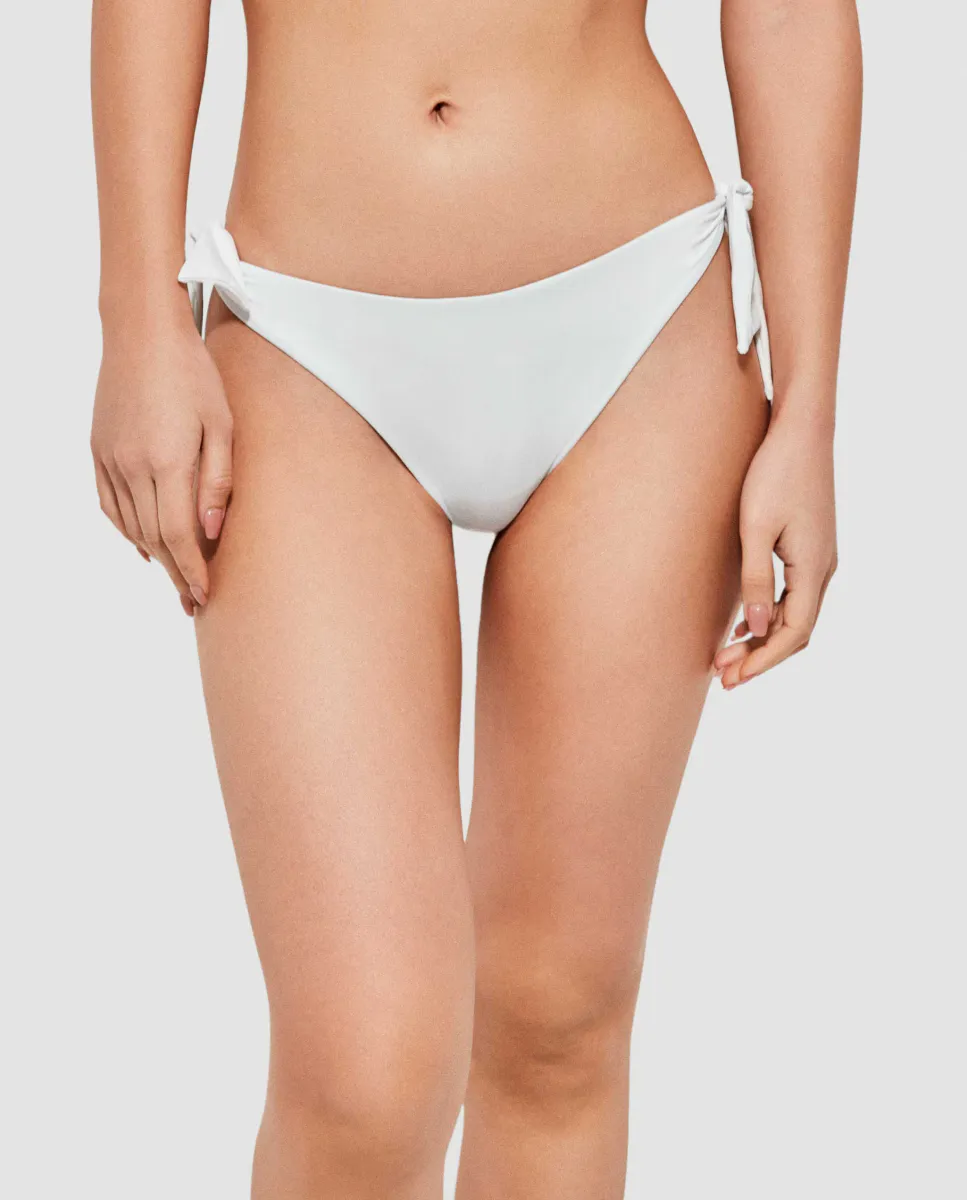 Регулируемые плавки бразильского бикини из однотонной ткани Gisela, белый
Регулируемые плавки бразильского бикини из однотонной ткани Gisela, белый