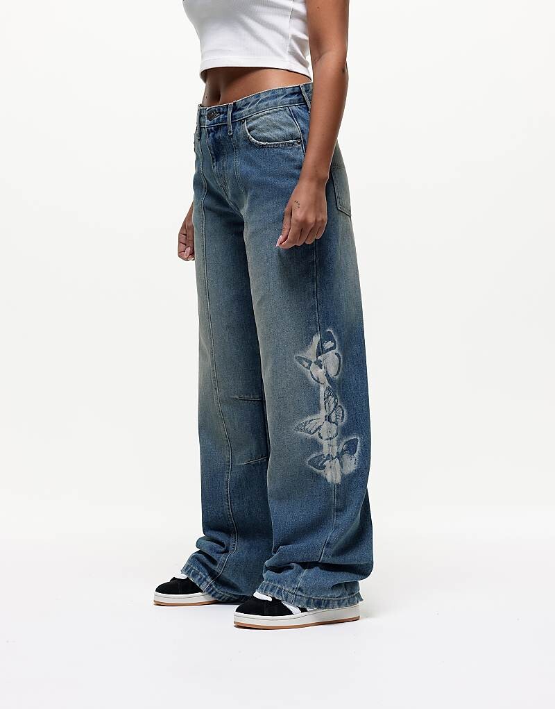 Good For Nothing — синие широкие джинсы с принтом бабочки
Good For Nothing — синие широкие джинсы с принтом бабочки