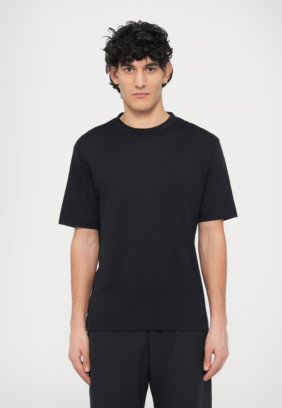 Футболка Emporio Armani Basic T-shirt, Blue Navy/Dark Blue, Синий, Футболка Emporio Armani Basic T-shirt, Blue Navy/Dark Blue
Футболка Emporio Armani Basic T-shirt, Blue Navy/Dark Blue, Синий, Футболка Emporio Armani Basic T-shirt, Blue Navy/Dark Blue