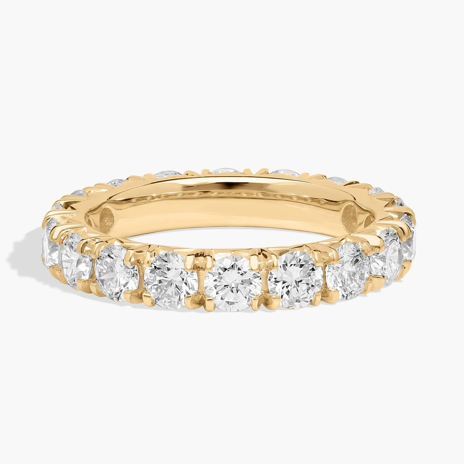 Кольцо-вечность с французским паве из выращенных в лаборатории бриллиантов из 14-каратного желтого золота (2 1/2 карата, двойной цвет - FG / VS2-SI1) Blue Nile