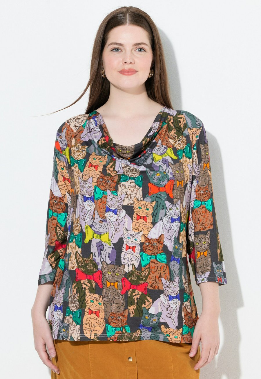 Топ Ulla Popken DOG PRINT WATERFALL COLLAR , Marine/Dark Blue
Топ Ulla Popken DOG PRINT WATERFALL COLLAR , Marine/Dark Blue