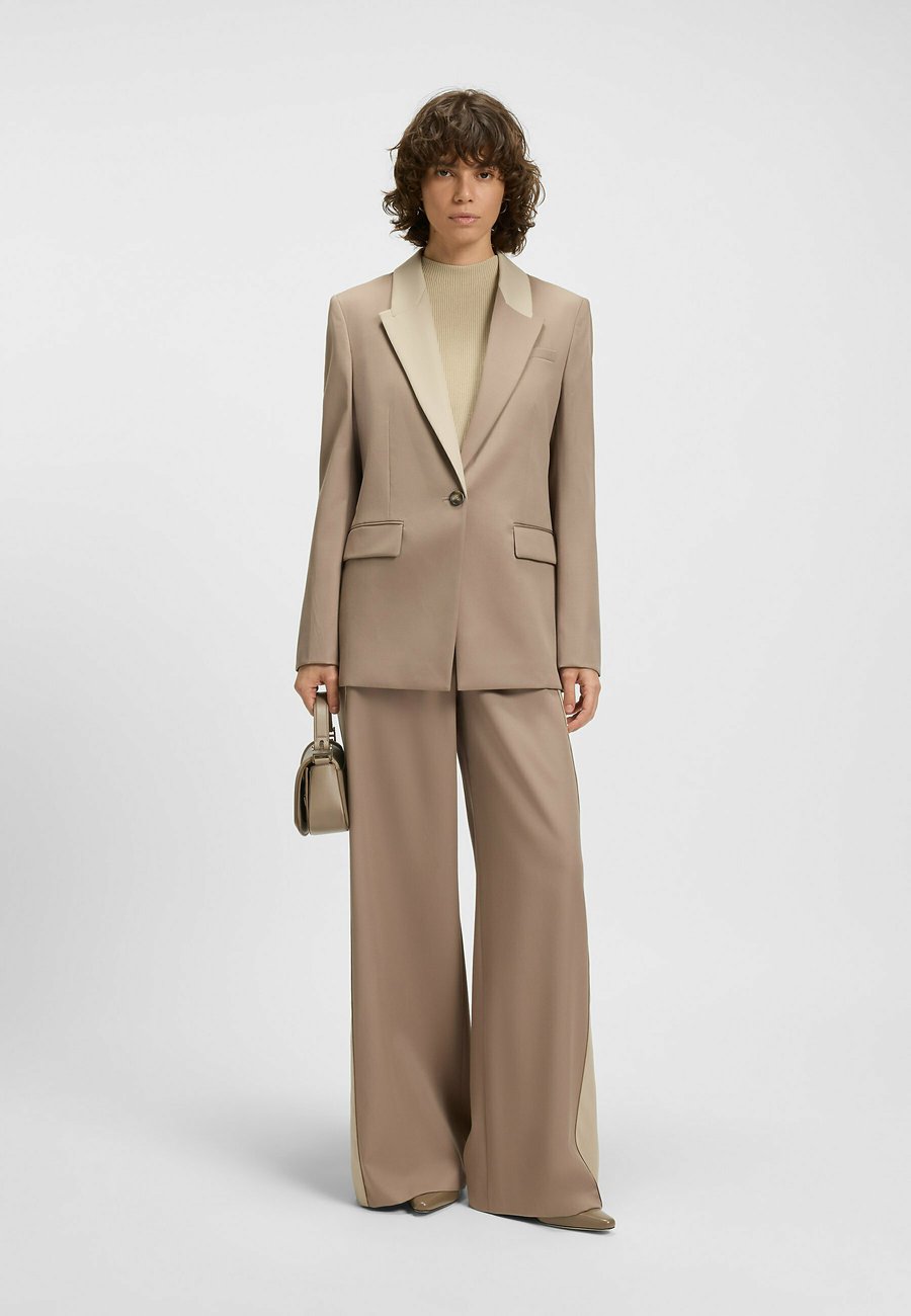 Сумка кросс-боди BOSS ARIELL SADDLE, Open Brown Seven/Light Brown
Сумка кросс-боди BOSS ARIELL SADDLE, Open Brown Seven/Light Brown