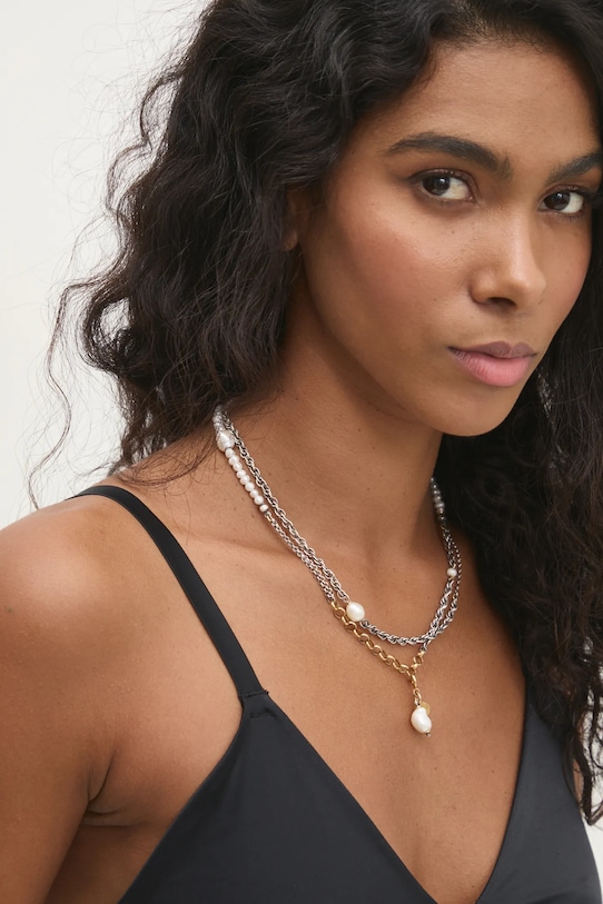 Колье ручной работы из позолоченного серебра с культивированным жемчугом Answear.Lab, серебряный
Колье ручной работы из позолоченного серебра с культивированным жемчугом Answear.Lab, серебряный