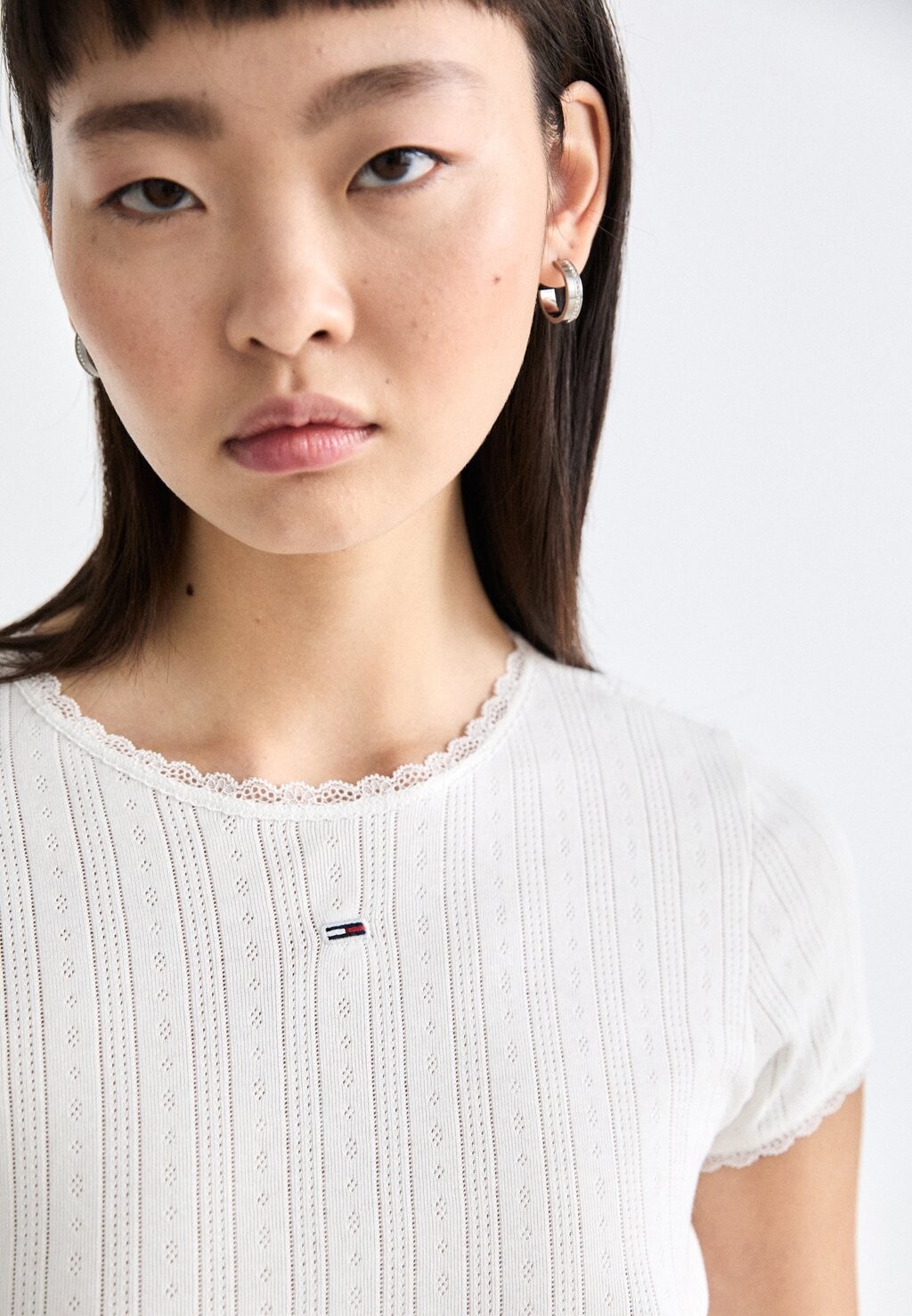 Базовая футболка SLIM TEE Tommy Jeans, молочный 
Базовая футболка SLIM TEE Tommy Jeans, молочный