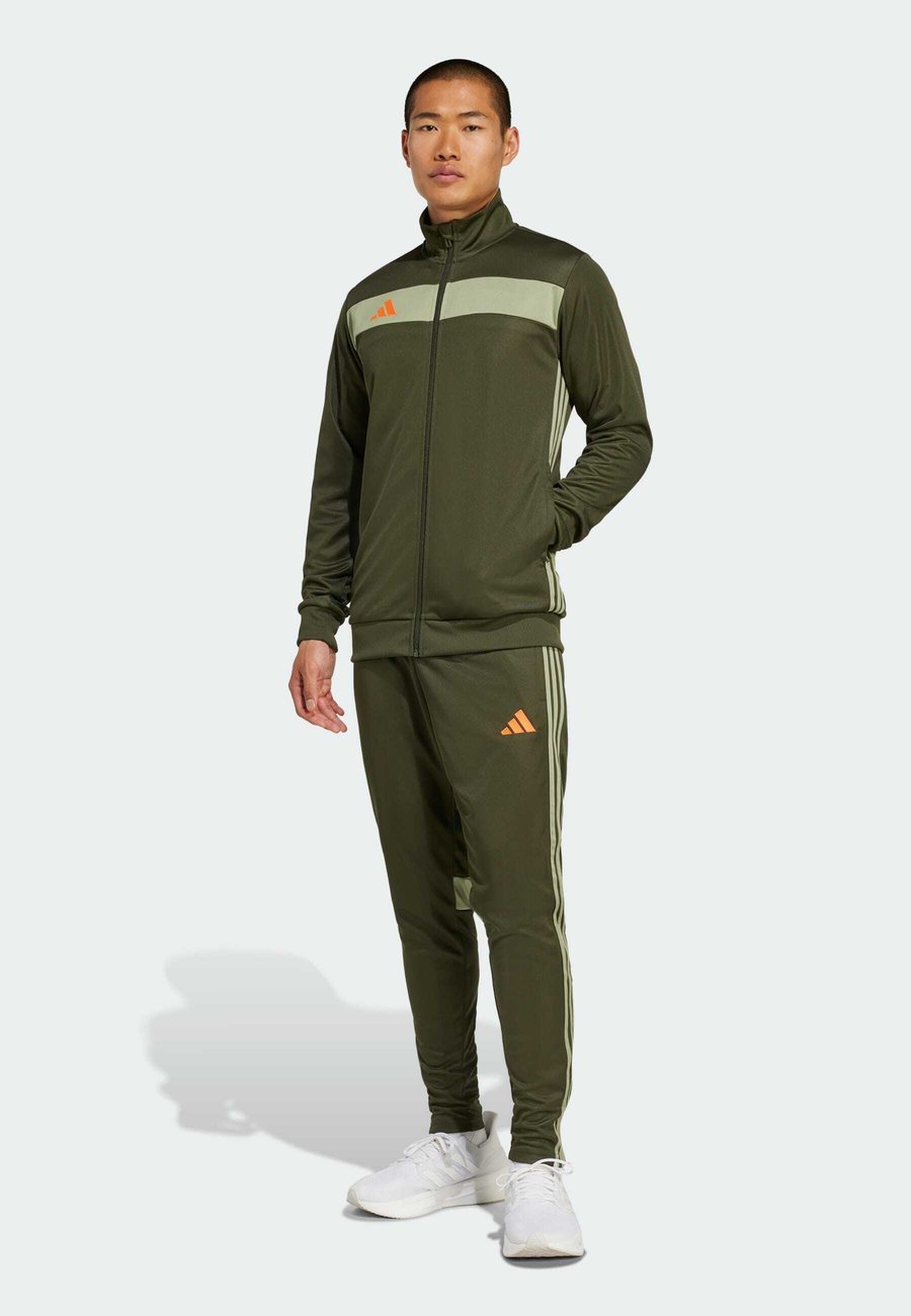 Спортивный костюм Adidas Performance TIRO25 ESSENTIALS TRACKSUIT MEN, Night Cargo Tent Green Impact Orange/Dark Green
Спортивный костюм Adidas Performance TIRO25 ESSENTIALS TRACKSUIT MEN, Night Cargo Tent Green Impact Orange/Dark Green