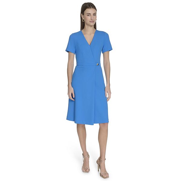 Женское короткое платье с запахом и коротким рукавом La Nouvelle Renaissance
Женское короткое платье с запахом и коротким рукавом La Nouvelle Renaissance