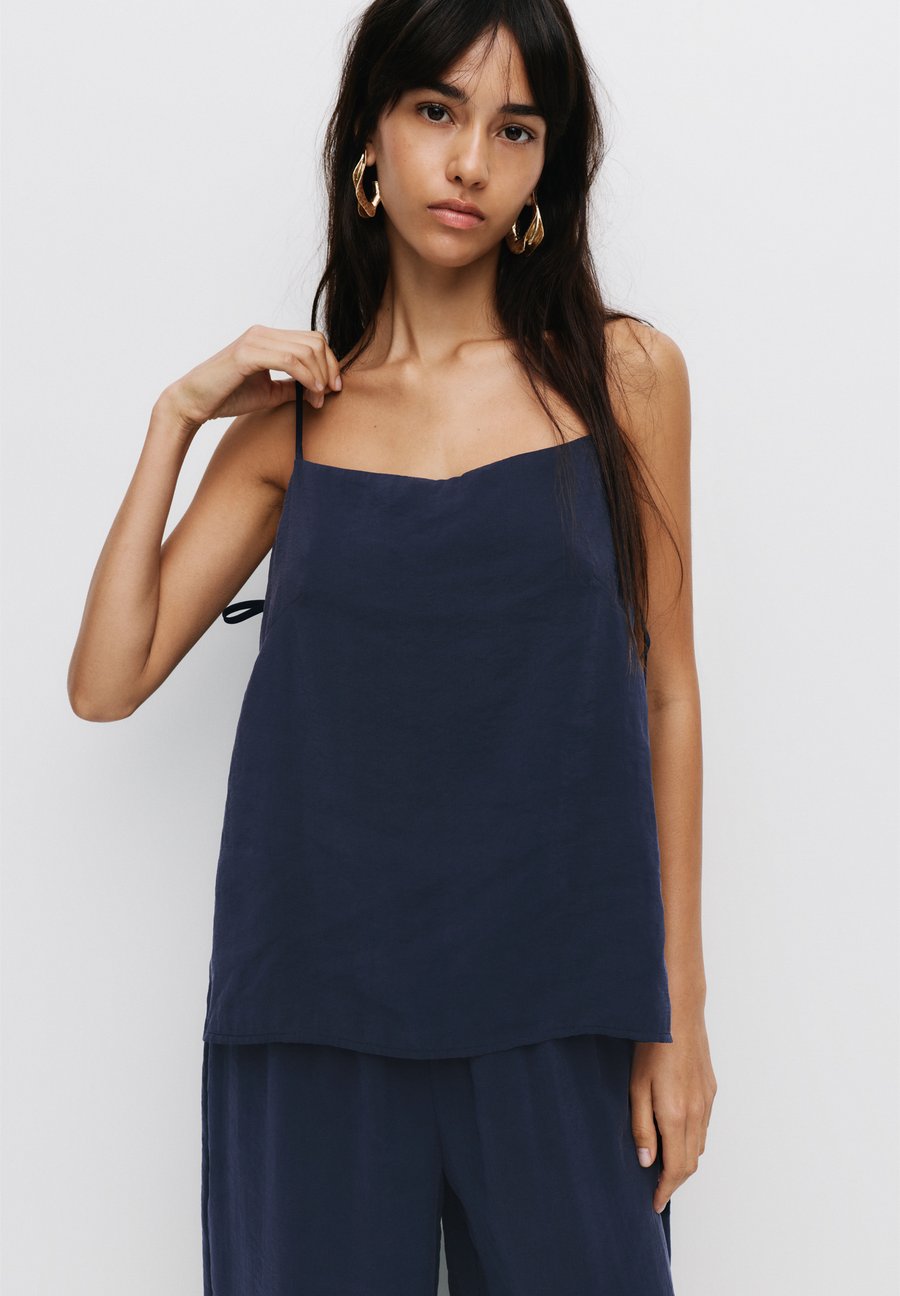 Топ PULL&BEAR STRAPPY WITH BOWS, Dark Blue
Топ PULL&BEAR STRAPPY WITH BOWS, Dark Blue