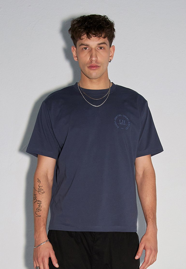 Футболка Local Heroes Print T-shirt, Dark Blue, Синий, Футболка Local Heroes Print T-shirt, Dark Blue
Футболка Local Heroes Print T-shirt, Dark Blue, Синий, Футболка Local Heroes Print T-shirt, Dark Blue