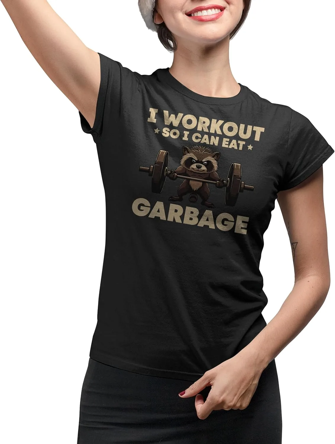 Футболка с принтом "I Workout So I Can Can Eat Garbage" и енотом Hangsco
Футболка с принтом "I Workout So I Can Can Eat Garbage" и енотом Hangsco